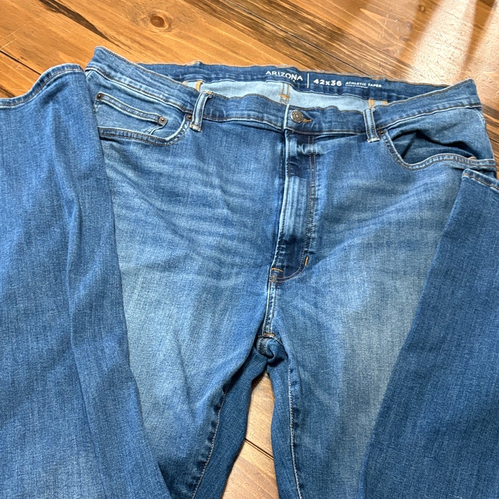 Arizona Jean Company Men's Athletic Taper Fit Blue Jeans
